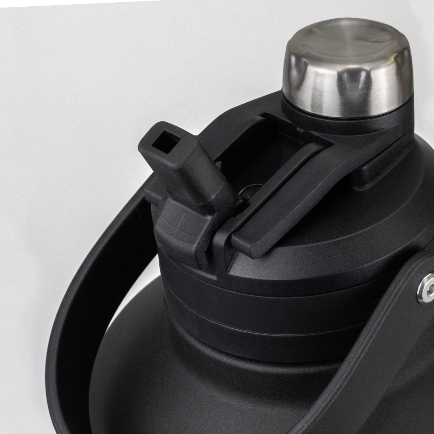 Paynesville Vacuum Bottle 2L detail closed Paynesville Vacuum Bottle 2L detail closed